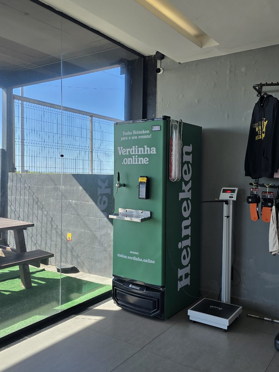 Chopeira automática em box de crossfit com vista para o mar